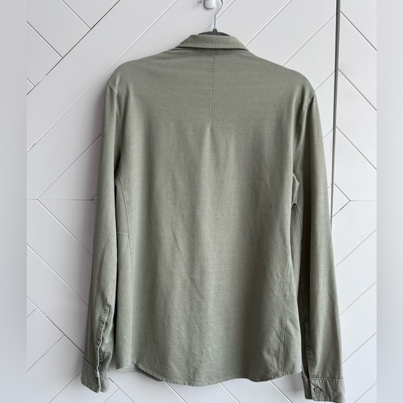 Men’s Lululemon Commission Long Sleeve button up shirt size M in sage green - Picture 3 of 9